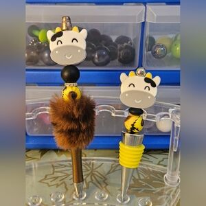Cow Themed Wine Stopper and Pen Set